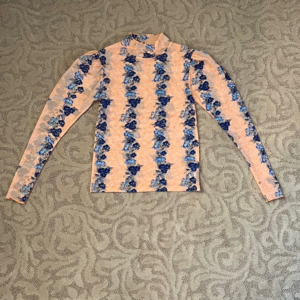 Free People peach w/blue floral design turtleneck. 90%nylon, 10%elastane. Size S